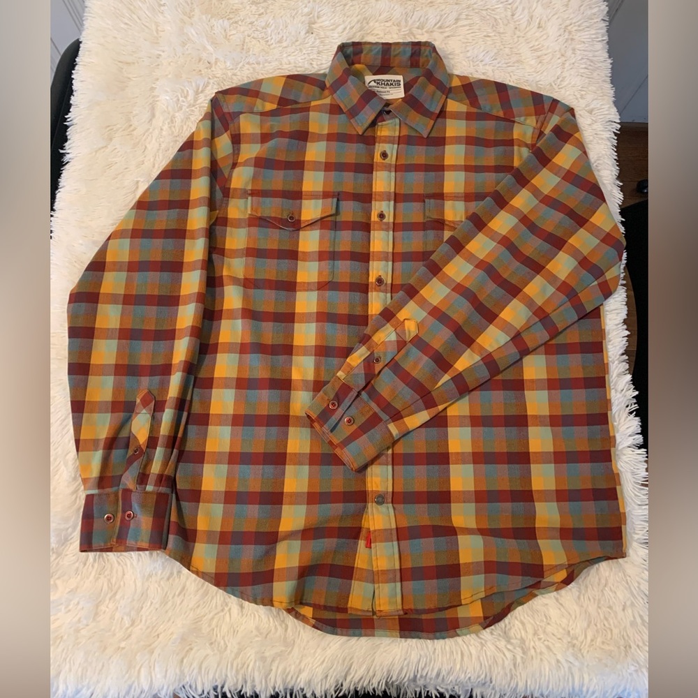 Men’s, Mountain Khaki Large, Relaxed Fit, Long Sleeve, Button Down Shirt in EUC